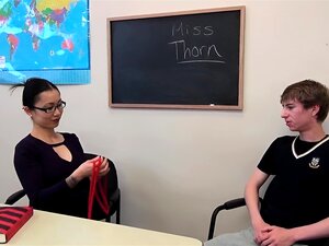 Profesor se burla y se masturba estudiante