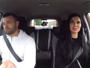 Polla gorda destruyendo su coño apretado y afeitado. Conduciendo por