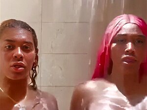 2 Bellezas Trans Negras chupan y golpean en la ducha
