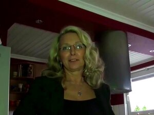 MILF cachonda con MEGA tetas se folla a su jefe en el trabajo