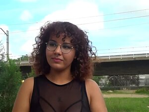 Dulce nena chica ayuda a un pobre tipo y le da un masaje aceitoso y