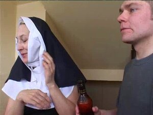 Monja Irina con dos tipos