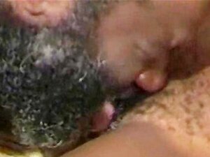 Zorra negra con tetas grandes chupando una verga enorme