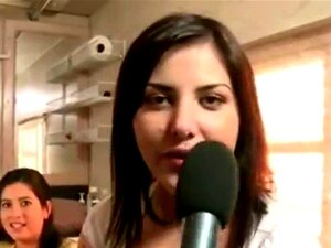 Experimenta la mejor fiesta femdom con Mila como la verdadera