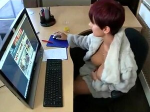 Las tetas de Kim están fuera mientras ve un video de ella misma. Las