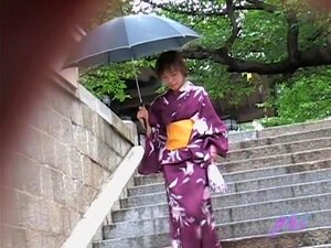 Chica caliente en ropa tradicional japonesa se puso a tiburar las
