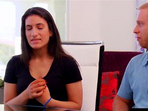 Pareja TRAVIESA jugando desnuda AL AIRE LIBRE en SWINGER HOUSE. Mira a