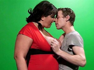 Se folla en secreto al gordito de tetas grandes