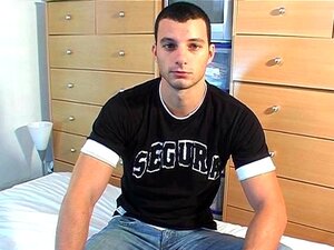 ¡Romain, un tipo hetero, se encargó de su gran polla por un tipo a