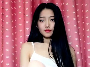 Sumérgete en los encantos cautivadores de una sexy amateur japonesa