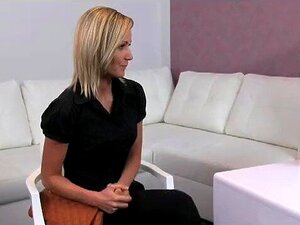 FemaleAgent. El camarógrafo asistente se involucra en la acción