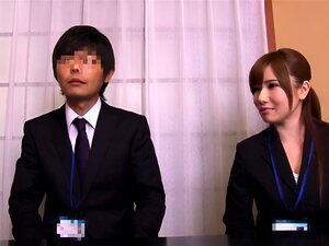 Experimenta el máximo placer de un masaje de coño asiático. Observa