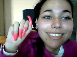 chica mostrando su clavo largo y pulido