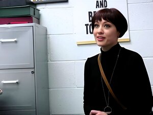 Mira cómo una ardiente MILF pelirroja seduce a la policía con sus