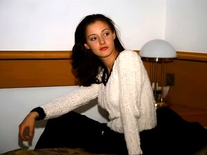 Bebé sexy muestra su cuerpo y es follada duro en casting