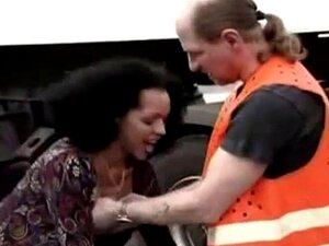 Puta negra montando a un conductor de camión maduro afuera