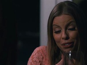 La pelirroja va a la casa de su nueva cita y beben un poco de vino.