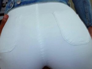 La morena muestra su gran culo a un casting muy cachondo. La chica