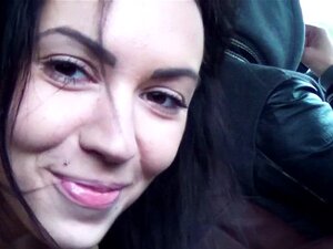 Una linda autoestopista se folla en el asiento trasero. Una sexy