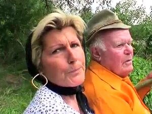 El abuelo se folla a una linda tetona y a su madre junto al lago