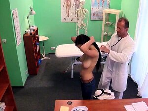 Doctor calvo se folla a una paciente linda en el hospital