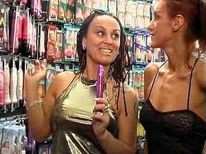 Una lesbiana caliente se folla un juguete en una sex shop