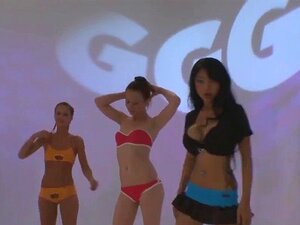 Sexy morena recogiendo leche