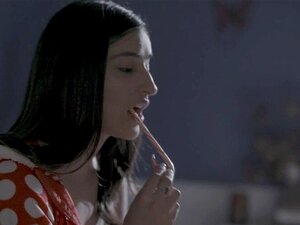 Santa folló a Emily en varias posiciones. Emily se despierta atontada