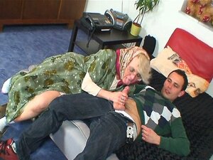 Abuela traviesa entrega su concha