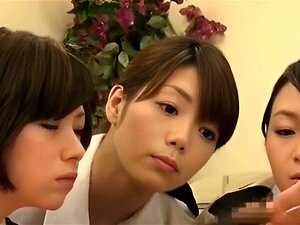 Descubre el atractivo seductor de una adorable japonesa en un uniforme