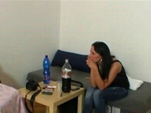 Una morena czecha real hace striptease y mamada
