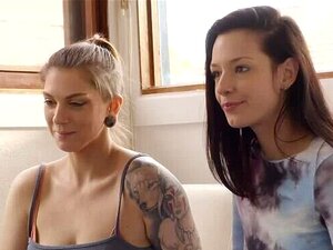 Chicas traviesas intentan fisting y dedazos durante un trío lésbico