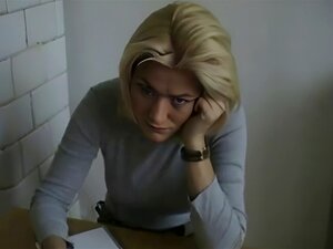 Chica rubia le hace una paja con los pies a un profesor