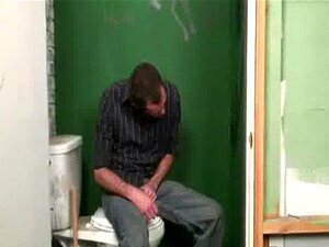 Porno hardcore gay de gloryhole y una paja gay sucia 27