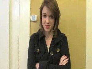 Linda chica amateur en la audición del calendario