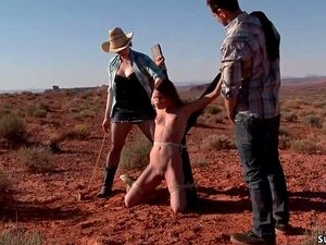 Autoestopista atada y follada en el desierto