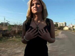 Zorra rubia picante en un video porno amateur real al aire libre