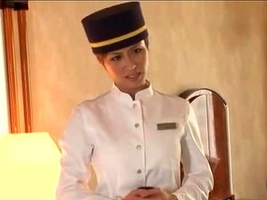 La sexy camarera de hotel tiene que complacer a su jefe