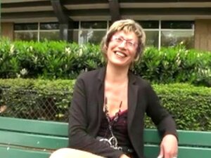 Dama francesa y una morena folladas por un tipo afortunado