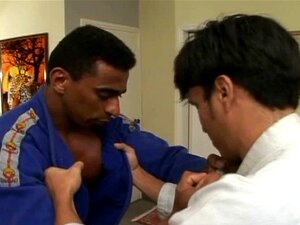 Maestro de karate folla a su estudiante fornido hardcore