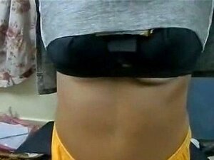Tía india desi caliente mostrando sus tetas, culo y coño