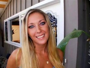 Escena de sexo interracial caliente. Bebé blanca sexual recibe una