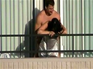 ¡Pillado como un hombre enorme follando a su lindo en el balcón! Mi