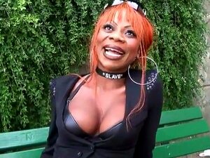 Max se va a follar a una mujer negra muy caliente y la hará someterse