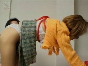 Chica japonesa linda y atada recibe una provocación en su coño