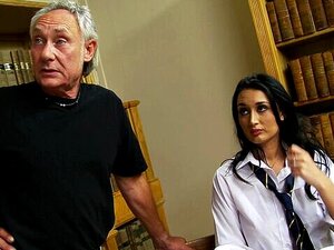 La encantadora morena con grandes tetas Keeley Magee follada por un