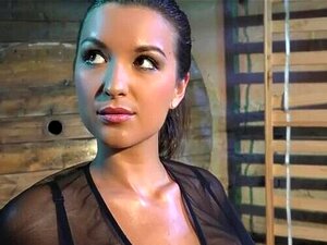 Sumiso en lencería jugueteado mientras está atado a una silla