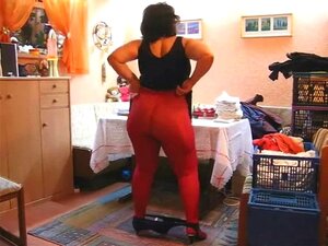 Madura gordita provoca en pantimedias. La madura gordita provoca en