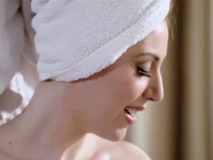 La madrastra pelirroja tetona Lauren Phillips follada por un hombre