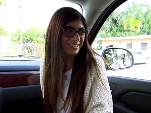 La sucia latina mia khalifa es follada. Una gruesa verga negra se